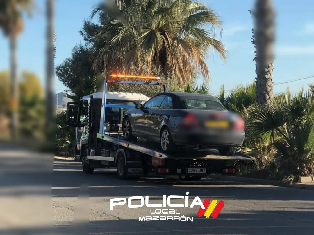 Car with UK plates towed by Mazarrón local police in Spain for traffic enforcement
