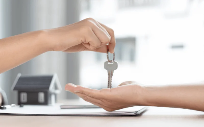 Handing over house keys during property purchase in Spain