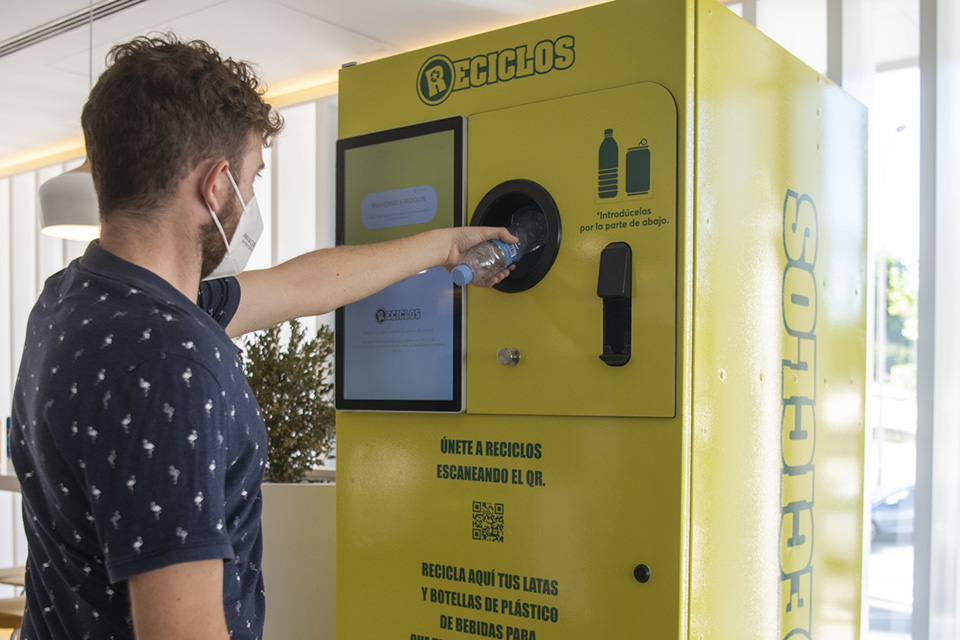 Yellow reciclos recycle machine