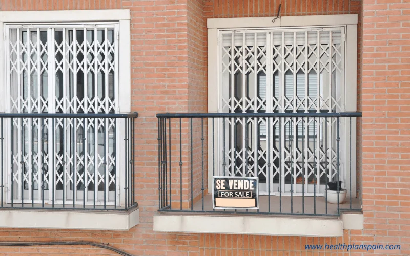 Apartment in Spain with 'Se Vende' for sale sign on balcony